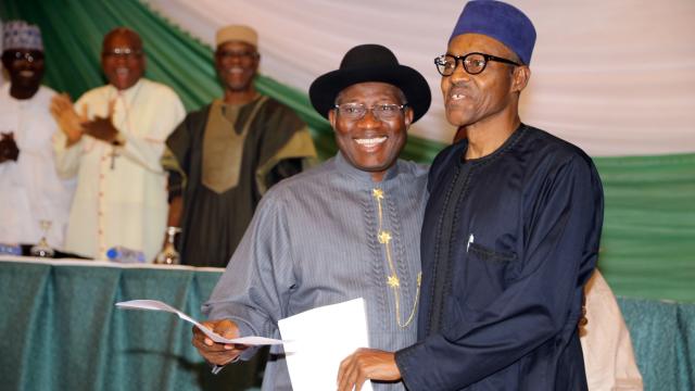 Nigerian President Goodluck Jonathan (L) and opposition presidential candidate Mohammadu Buhari smile after signing the renewal of a pledges for peaceful elections 