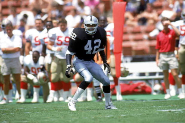 Ronnie Lott gets into position 