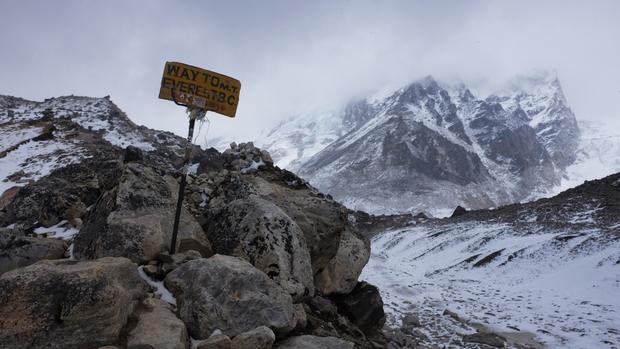 Everest quake devastation 