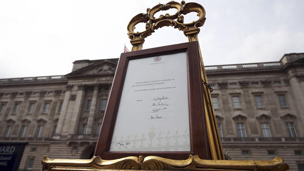 An easel is placed in the forecourt of Buckingham Palace announcing the birth of a baby girl to Kate, Duchess of Cambridge, in London May 2, 2015. 