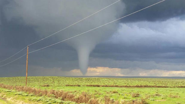tornado-ne-of-eads-must-credit-justin-walker1.jpg 
