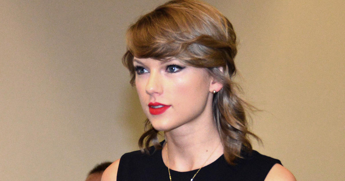 Taylor Swift Comforts Fan Who Lost Her Mom Cbs News