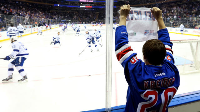 rangers-fan-with-sign-vs-lightning.jpg 