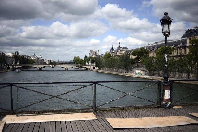 Paris removes 'love locks' from Pont des Arts bridge