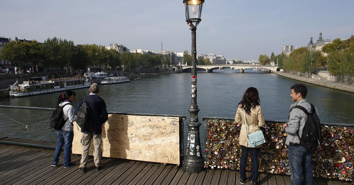 Pont des Arts love locks removed after Parisians lose affection for eyesore, Paris