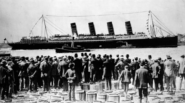 lusitania-men-on-barrels.jpg 