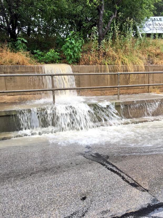 drivers-being-detoured-on-28th-st-and-nichols-in-fort-worth-creek-nearby-overflowing-and-road-taking-a-hit-02.jpg 