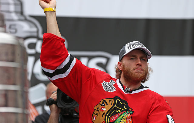 VIDEO: Patrick Kane Prepares For Third Stanley Cup Victory Parade - CBS  Chicago