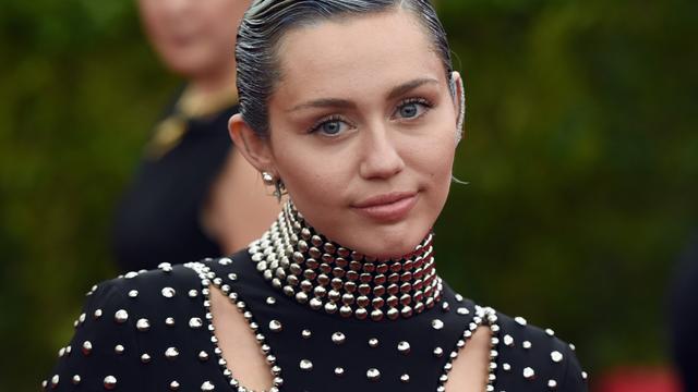 Miley Cyrus to host 2015 MTV Video Music Awards - CBS News