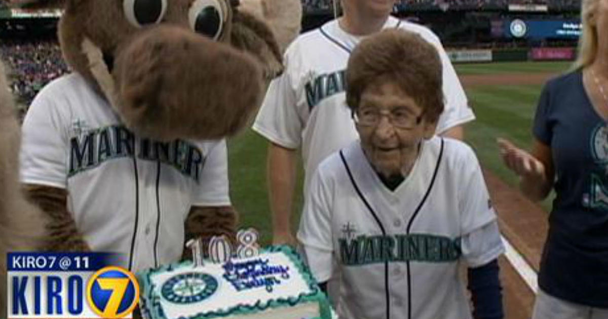 Mariners superfans throw out first pitch