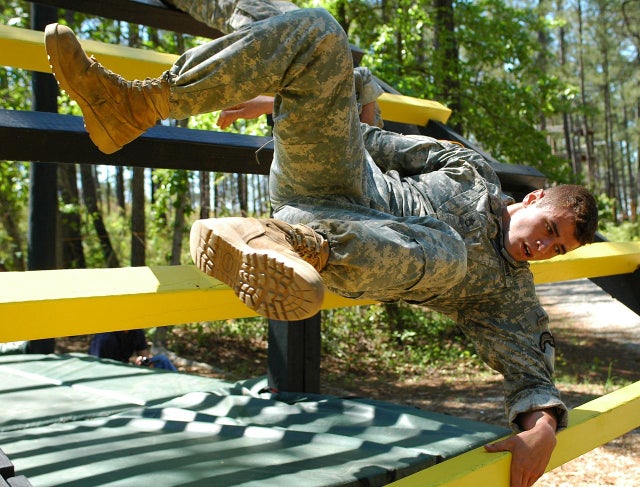 1280px-soldiernegotiatesthedarbyqueenobstaclecourseduringthe2007bestrangercompetition.jpg 