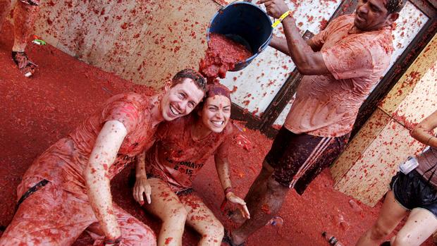 Giant tomato fight erupts in Spain 