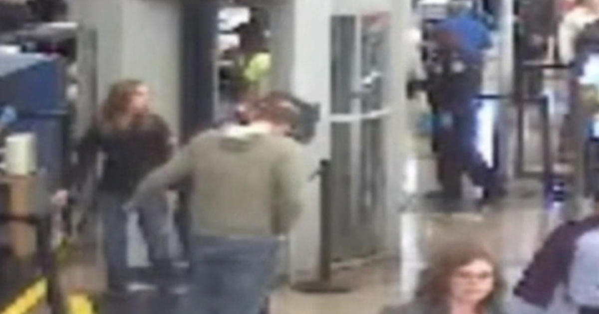 Tsa Agent Captured Allegedly Groping Travelers He Found Attractive At Denver Airport Cbs News
