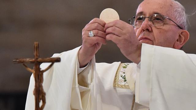 pope-fracnis-communion.jpg 