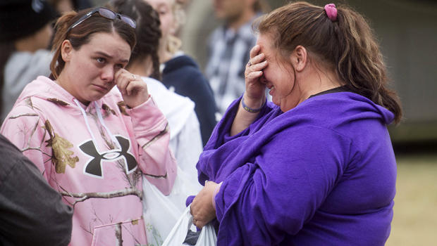 Jill Vierra, right, who lost her Anderson Springs home to the Valley Fire, cries with her daughter, Jazmin Reyes, at the Napa County Fairgrounds evacuation center in Calistoga, California, Sept. 14, 2015. 