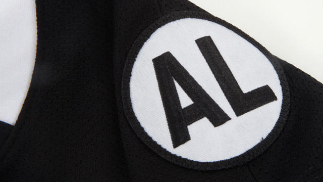 Islanders debut new black-and-white alternate jersey for inaugural