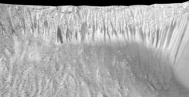water_mars_streaks_salts_Garni Crater 