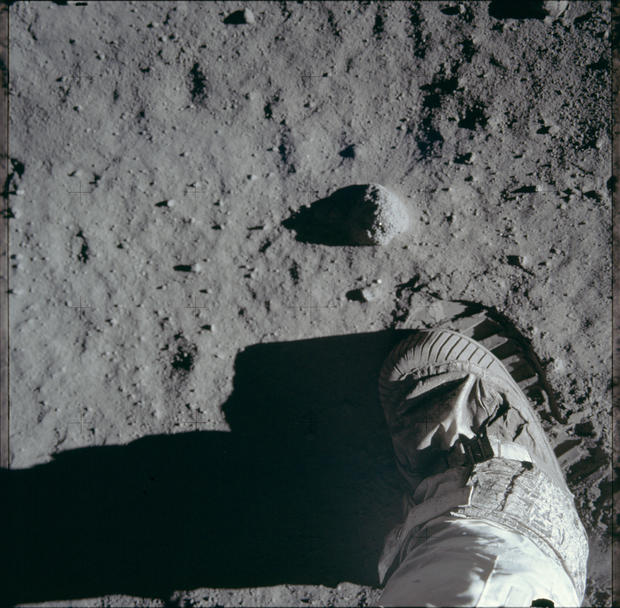 apollo-11-footstep-on-the-moon.jpg 