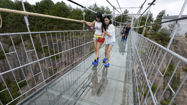 china glass tourist bridge 