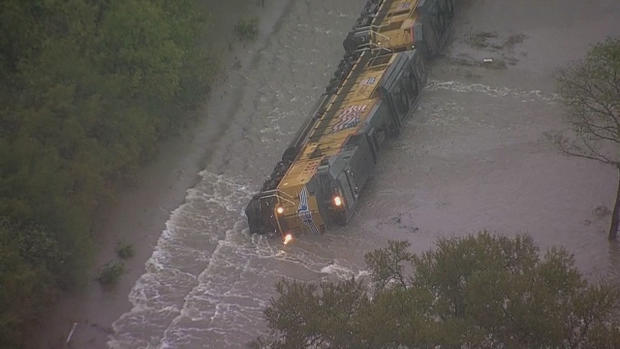 train-derailed-in-flooding-12.jpg 
