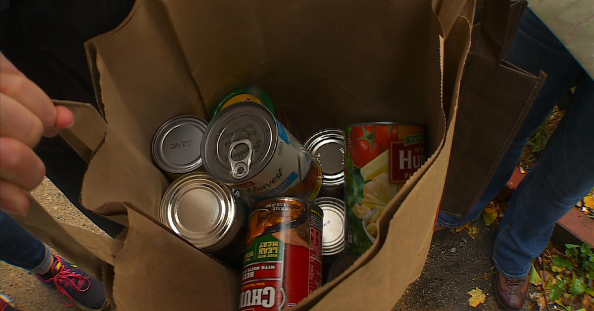 St. Paul students and police donate a ton of food, literally - CBS Minnesota