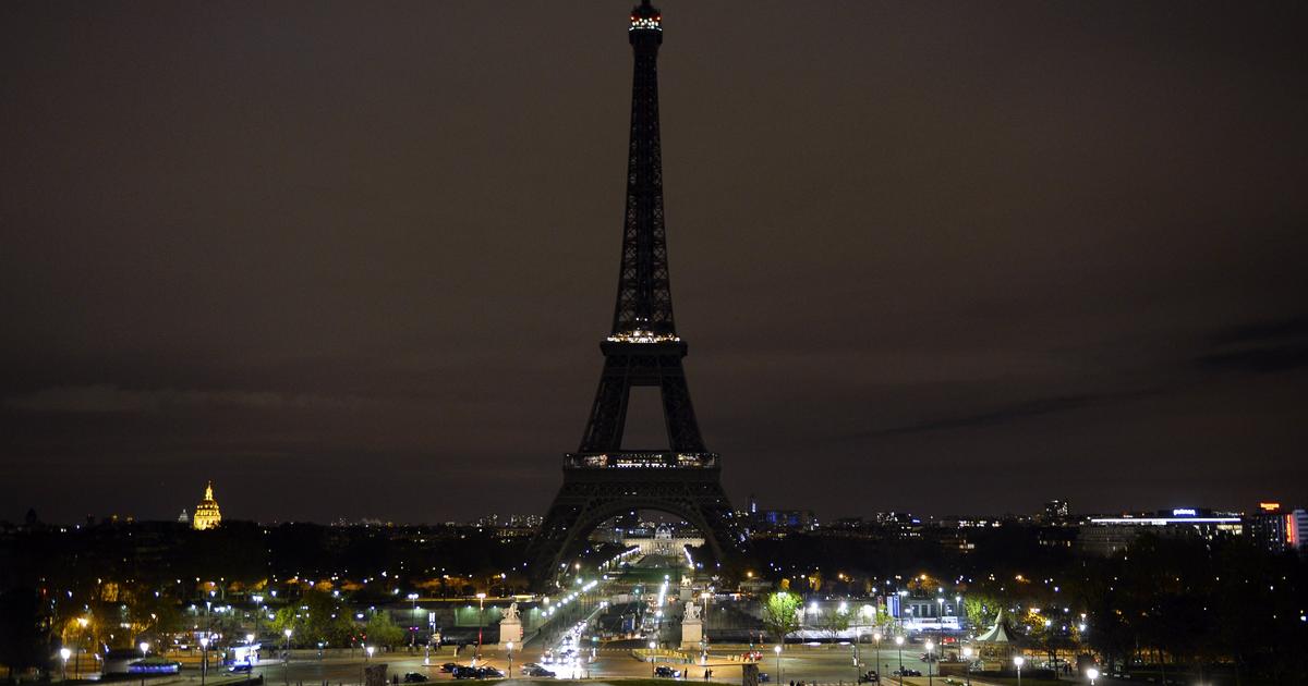 Paris Attcks Eiffel Tower Goes Dark As France Mourns 129 Dead Cbs News