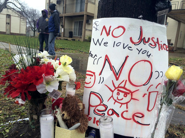 A makeshift memorial is seen at the location where Jamar Clark was allegedly shot by police in Minneapolis 