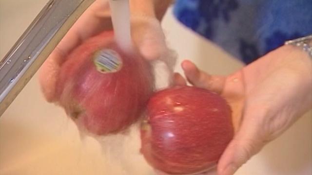 fruit-washing-apple.jpg 