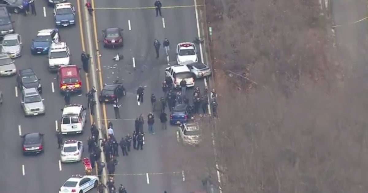 Manhunt after New York police chase ends in crash - CBS News