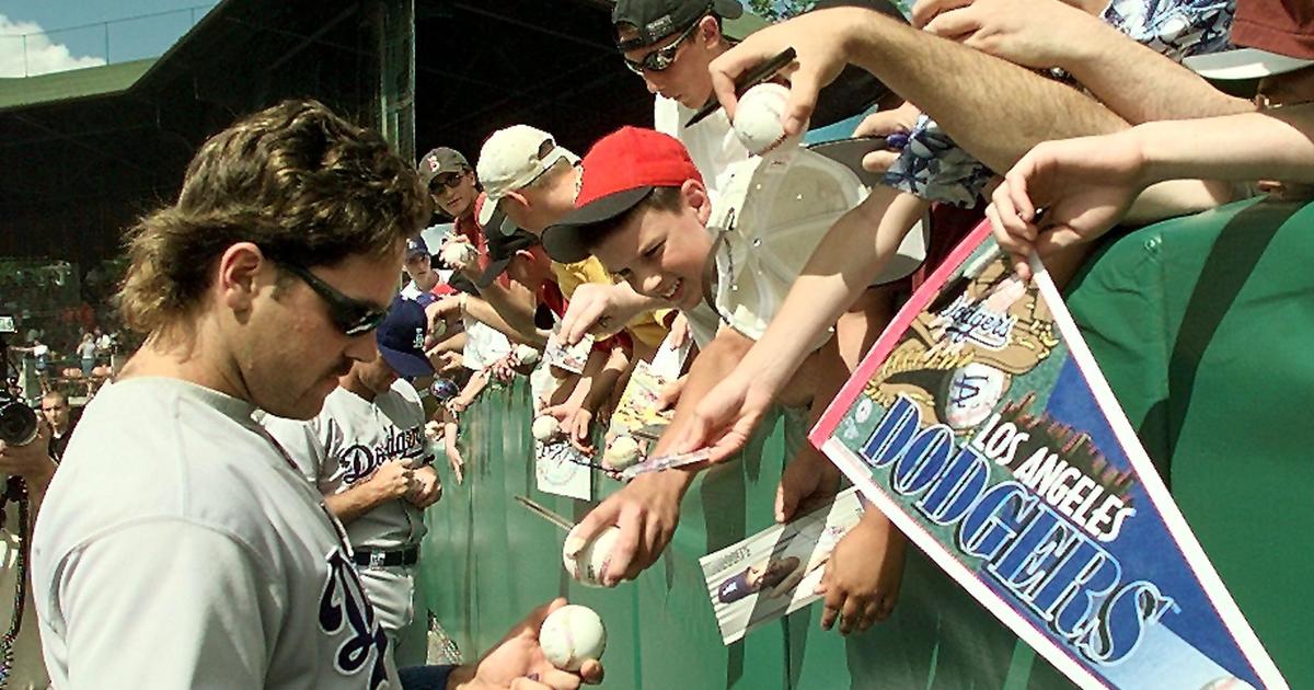 Catcher Mike Piazza of the Los Angeles Dodgers signs autographs