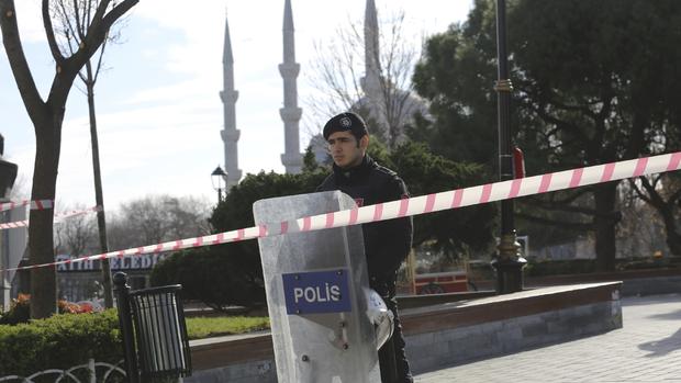 Blast in Istanbul's tourist district 