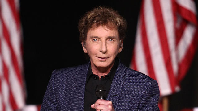 barry-manilow-getty-479507278.jpg 