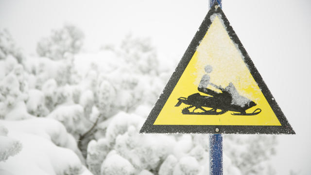 snowmobile-sign.jpg 