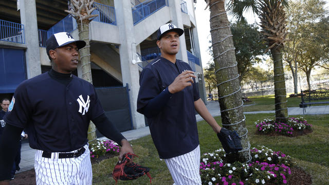 Chapman's 1st bullpen session for Yankees turns into event