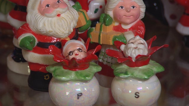 salt-and-pepper-shakers-santas-promo.jpg 