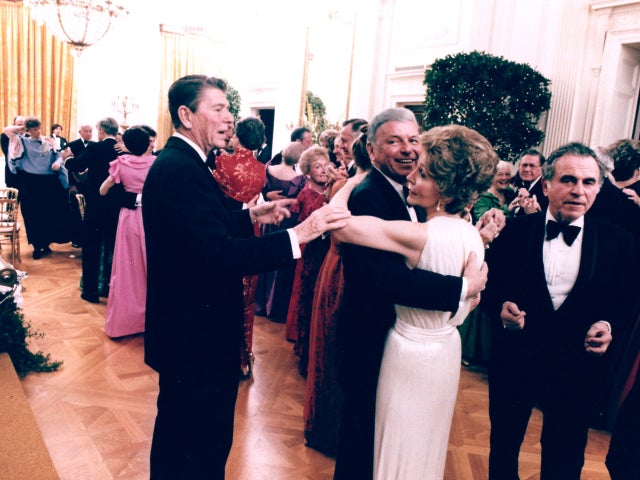 reagans-frank-sinatra-ap810206031.jpg 