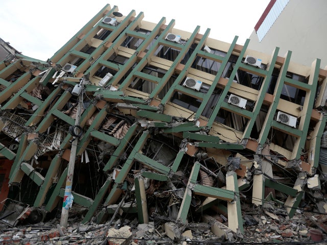 ecuador-earthquake-getty-521847364.jpg