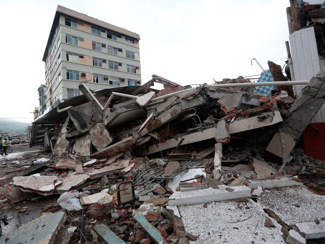 ecuador-earthquake-getty-521846358.jpg