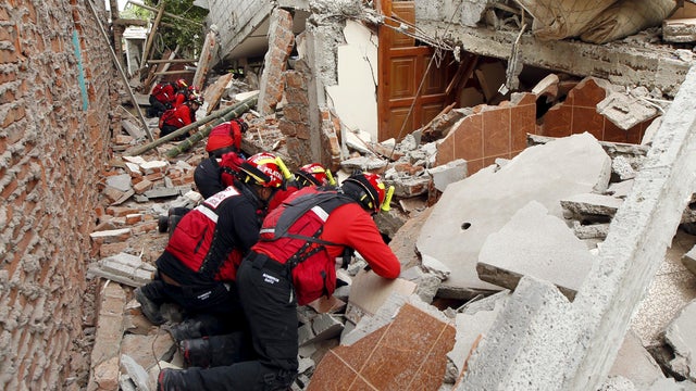 Hundreds killed in Ecuador earthquake 