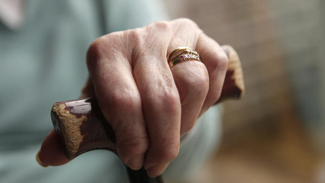 old-woman-with-cane.jpg 