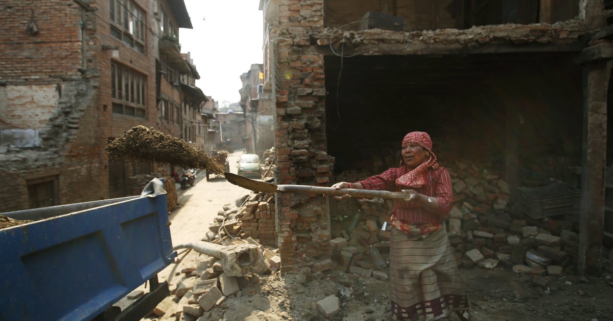 Rebuilding Nepal: Post-earthquake 写真集 Kevin Bubriski – Nepal Earthquake – PhotoBook Journal