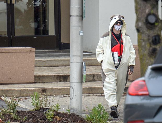 ​A man claiming to be in possession of a bomb exits the Fox45 television station that was evacuated due to a bomb threat in Baltimore, Maryland, April 28, 2016. 