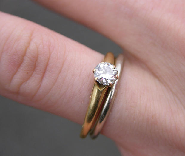 1067px-Wedding_and_Engagement_Rings_2151px 