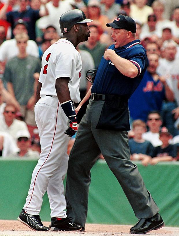 Carl Everett of the Boston Red Sox (L) argues with 