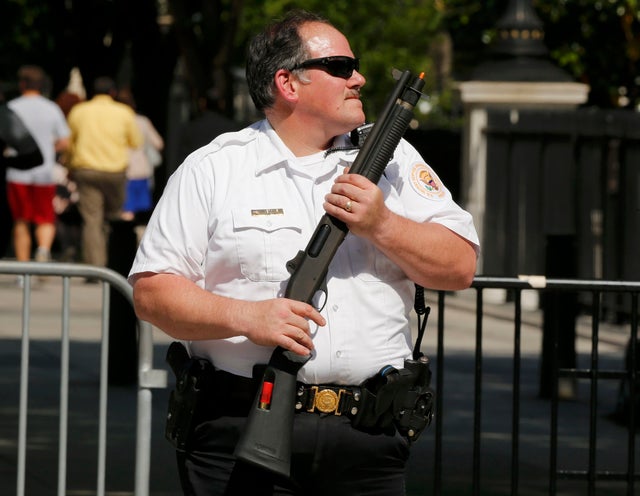 2016-05-20t201551z2107082337ht1ec5k1k9x23rtrmadp3usa-whitehouse-shooting.jpg 