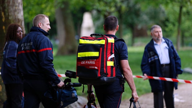 Firefighters arrive at the entrance of Park Monceau on May 28, 2016, in Paris after eleven people, including children, were struck by lightning in the park. 