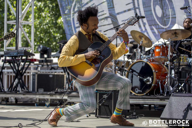 br2016_5-27-16_miner-family-stage-fantastic-negrito_chris-carrasquillo_16013.jpg 