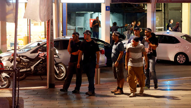 ​Israeli security personnel secure the area where a shooting attack took place in the center of Tel Aviv June 8, 2016. 