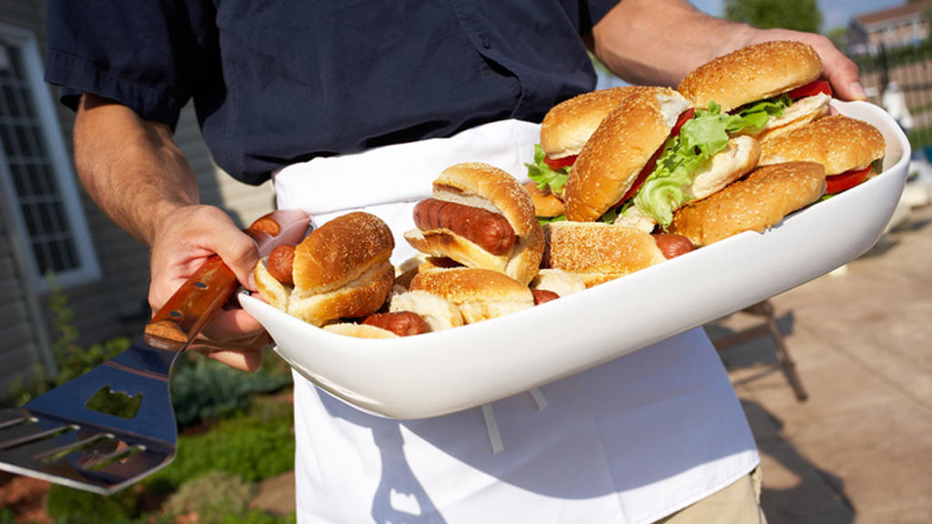Best summer food: Hot dogs vs. hamburgers