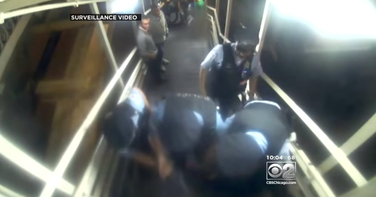 Muslim woman says Chicago police profiled, attacked her - CBS News